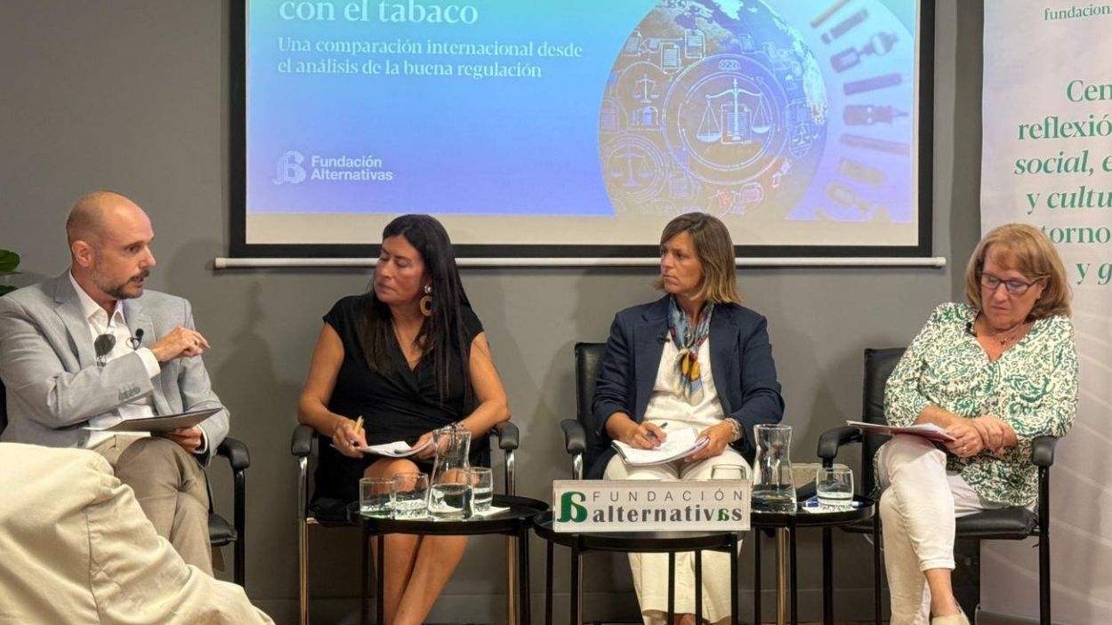 Mesa de debate celebrada en la Fundación Alternativas sobre la regulación del tabaco
