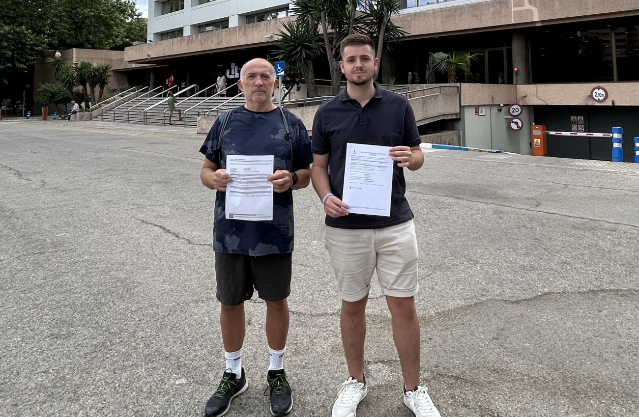 Antonio Lozano y Antonio Ortigosa, representantes del Movimiento Vecinal Parque del Oeste con el escrito que han presentado en el Ayuntamiento de Málaga. (Foto: Movimiento Vecinal Parque del Oeste)