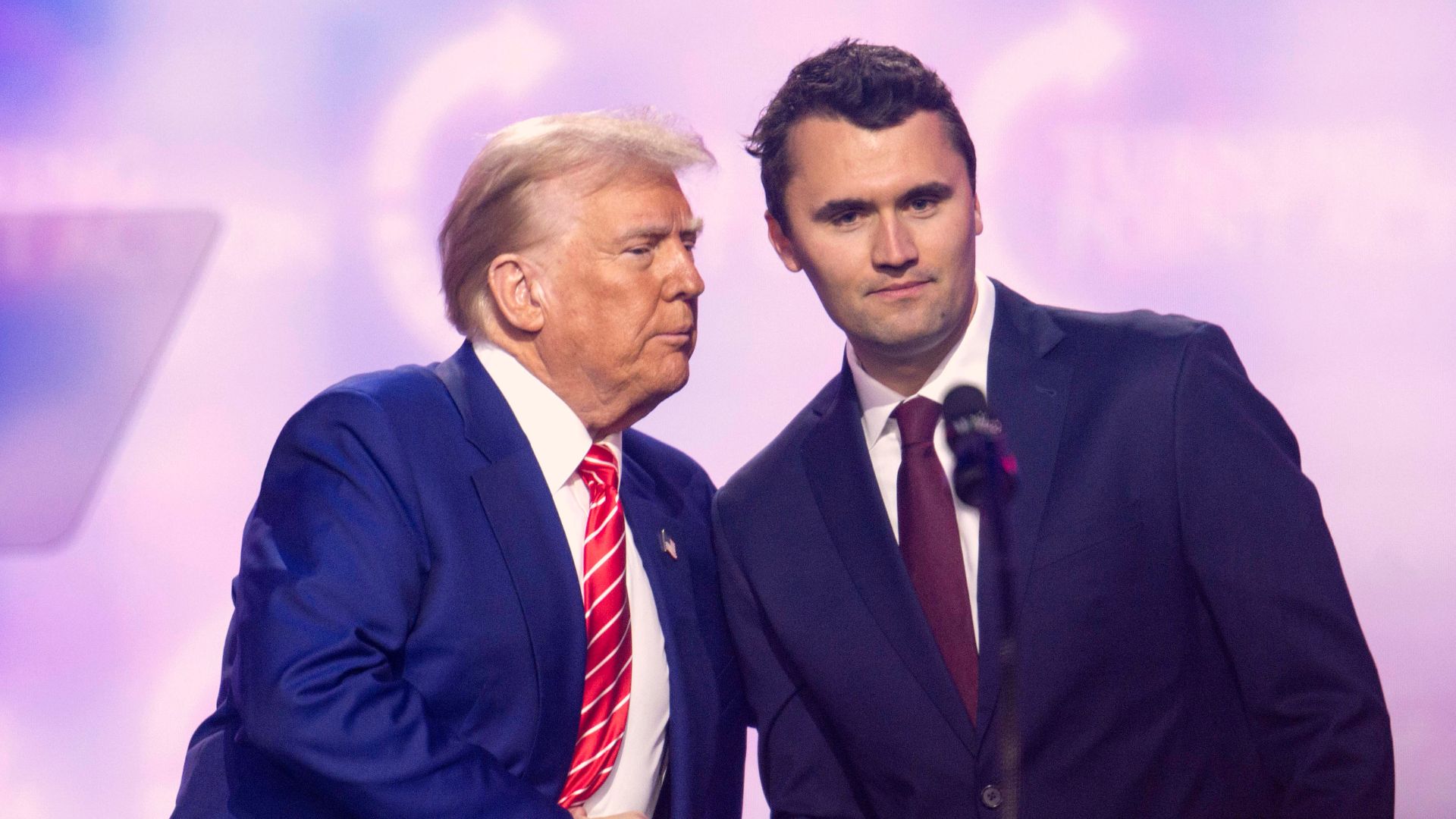 El comentarista estadounidense Charlie Kirk junto a Donald Trump en un acto. EP.