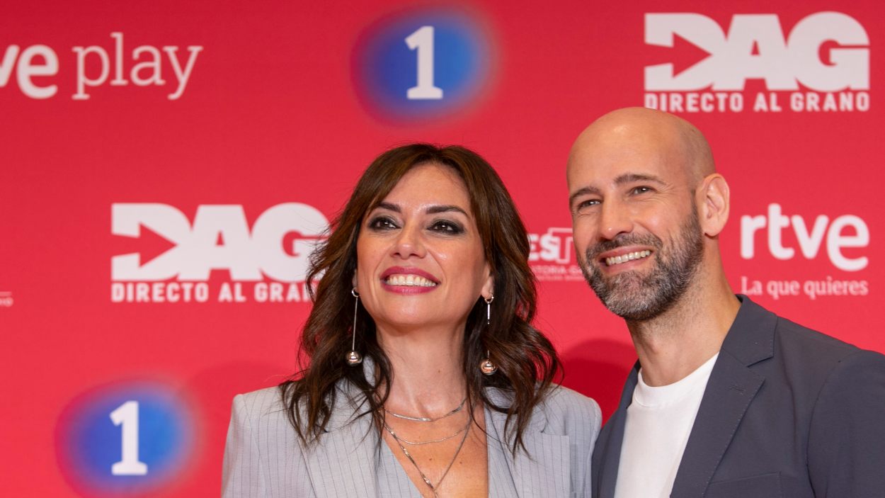 Marta Flich y Gonzalo Miró, presentadores de 'Directo al grano' (RTVE)