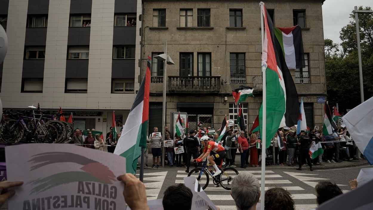 Decenas de personas durante una concentración contra la participación de Israel en la Vuelta Ciclista de España. EP. Decenas de personas durante una concentración contra la participación de Israel en la Vuelta Ciclista de España. EP.