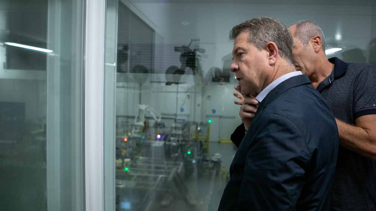 El presidente de Castilla-La Mancha durante una visita a una empresa de la región. JCCM.