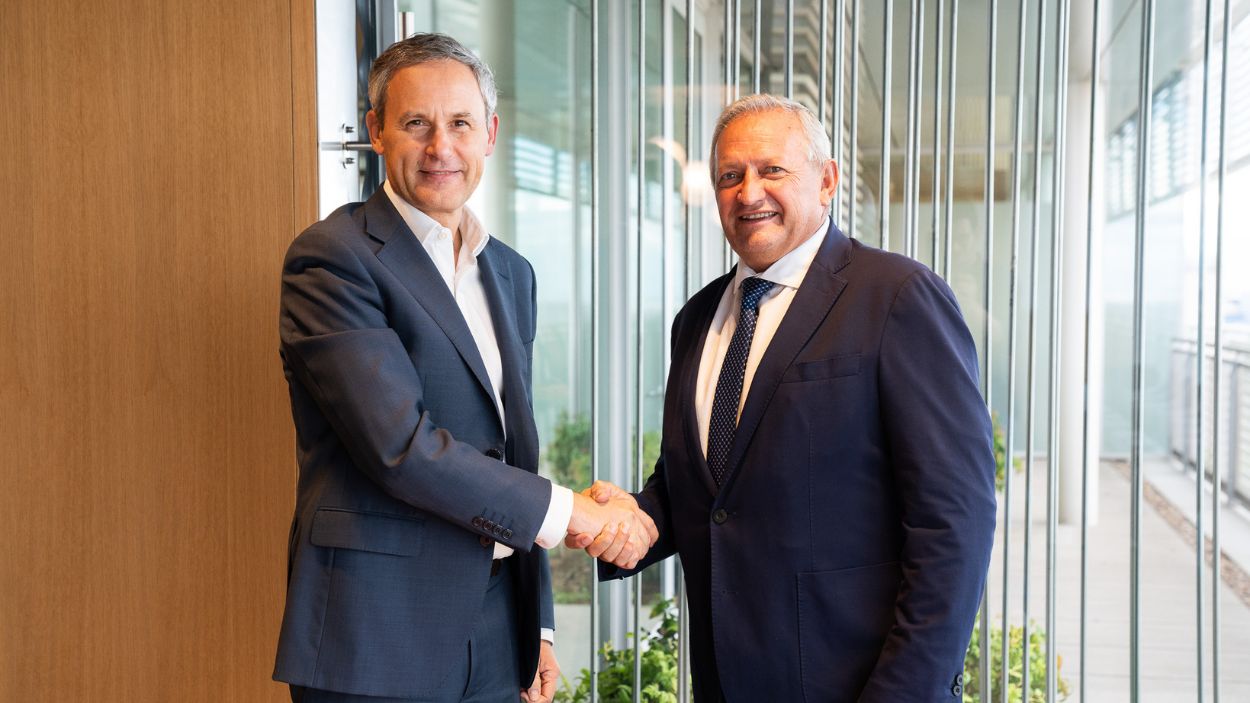 r Javier Cortadellas, director de Clientes, Rentabilidad e Instituciones de Santander España y el presidente de Cooperativas Agro alimentarias de España, Ángel Villafrancal, en la renovación del a