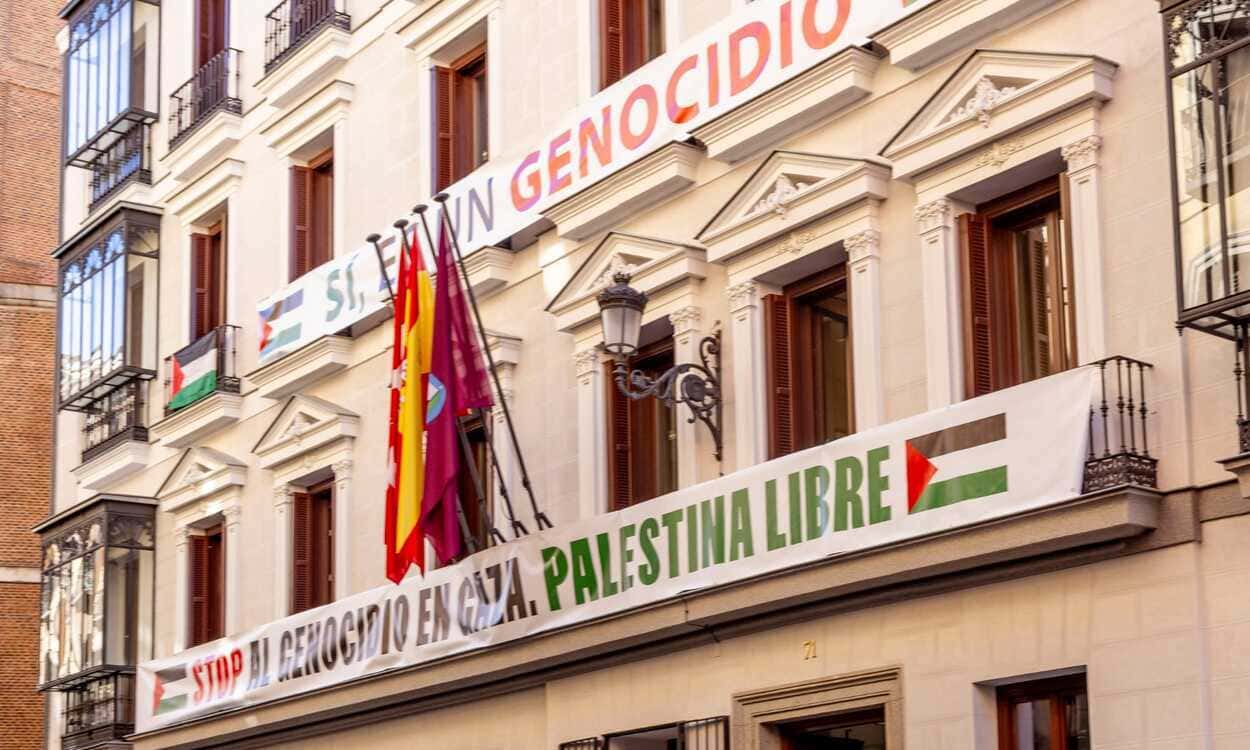 Pancarta desplegada por Más Madrid en la calle Mayor, en apoyo al pueblo palestino y coincidiendo con el recorrido final de la Vuelta Ciclista a España. (Foto: Grupo municipal de Más Madrid)