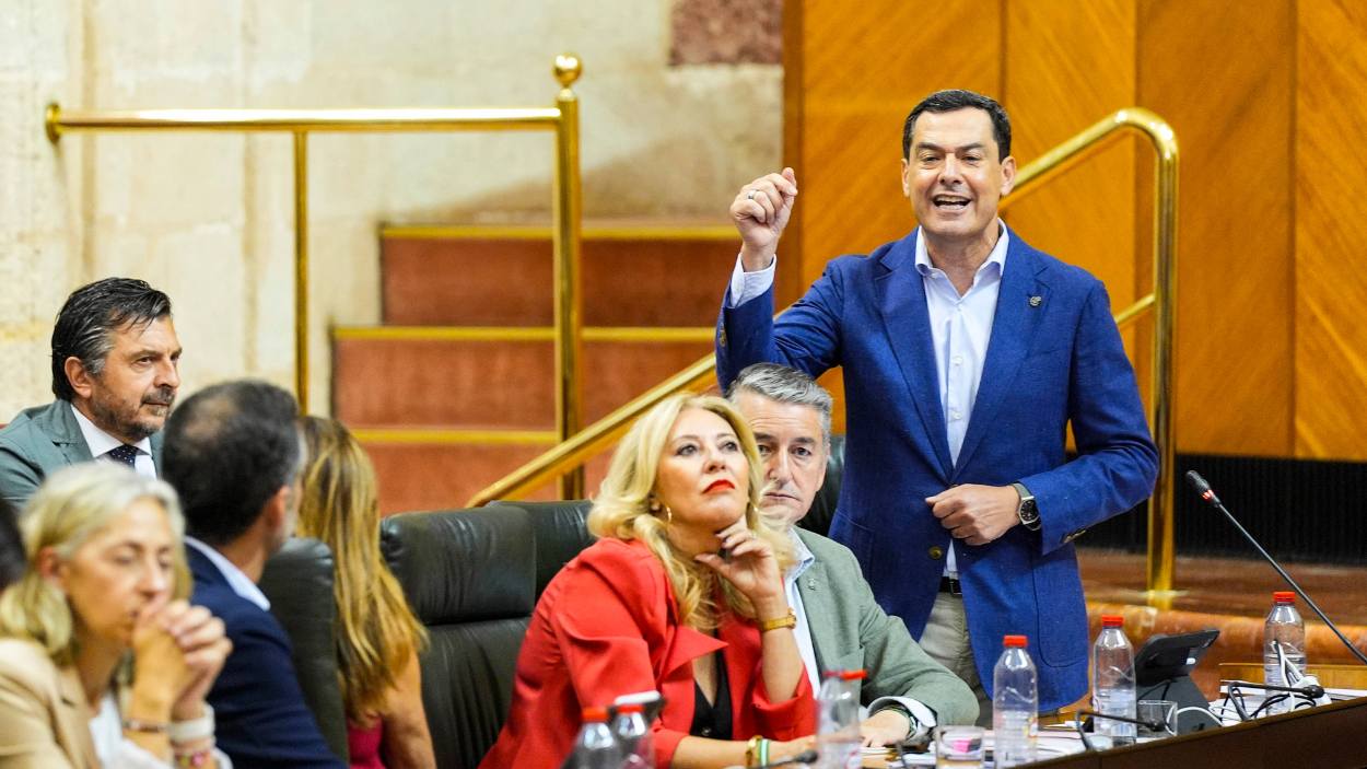 Juan Manuel Moreno, presidente de la Junta de Andalucía, durante la sesión de control.