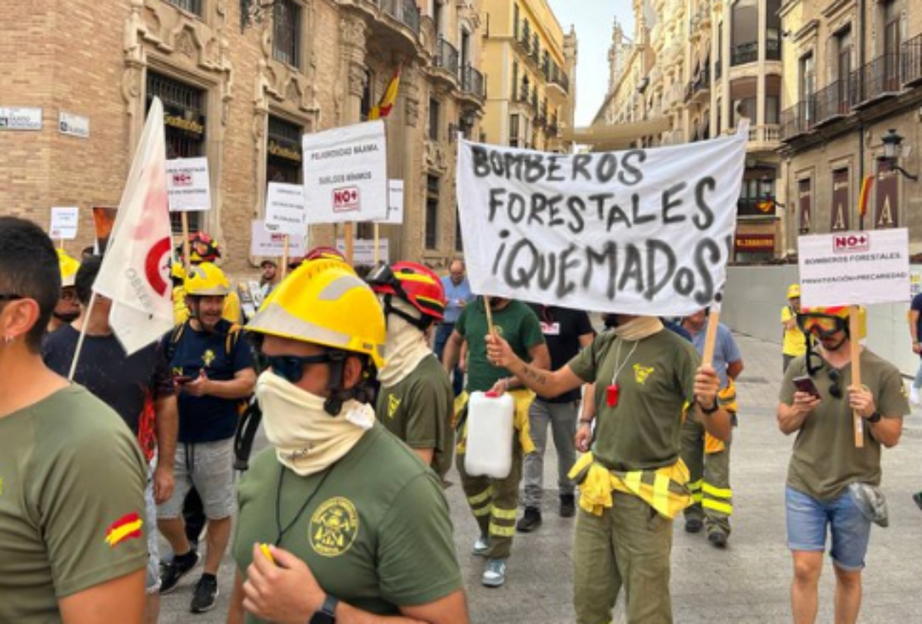Manifestación de bomberos forestales en Murcia. (Foto: X)