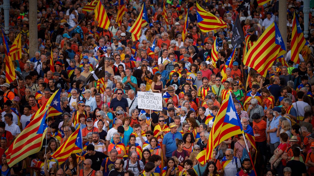 Cientos de personas durante la manifestación independentista por la Diada en Barcelona. EP.