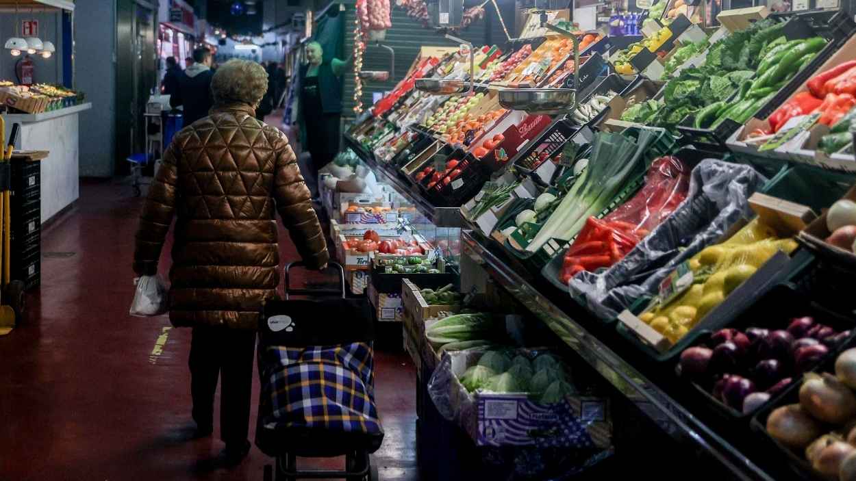 Una mujer realizando sus compras. EP/Archivo.