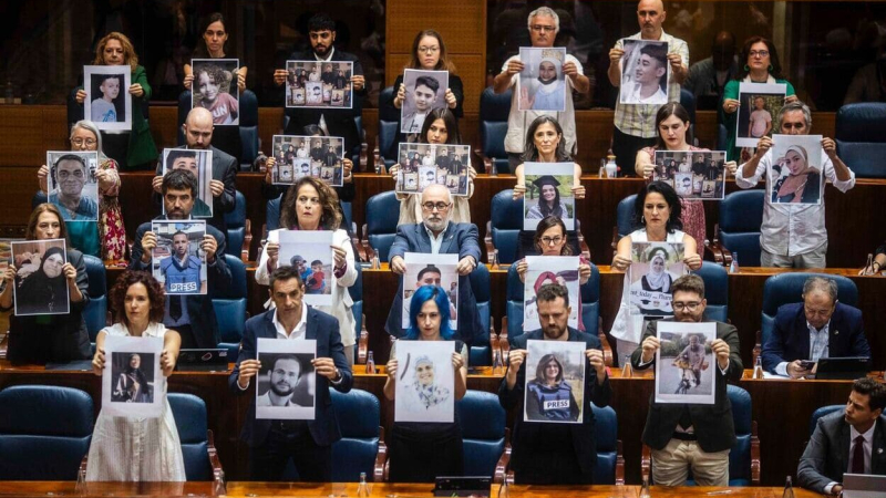 Diputados de Más Madrid se levantan en bloque mostrando imágenes de las víctimas en Gaza durante el Debate sobre el Estado de la Región. MÁS MADRID