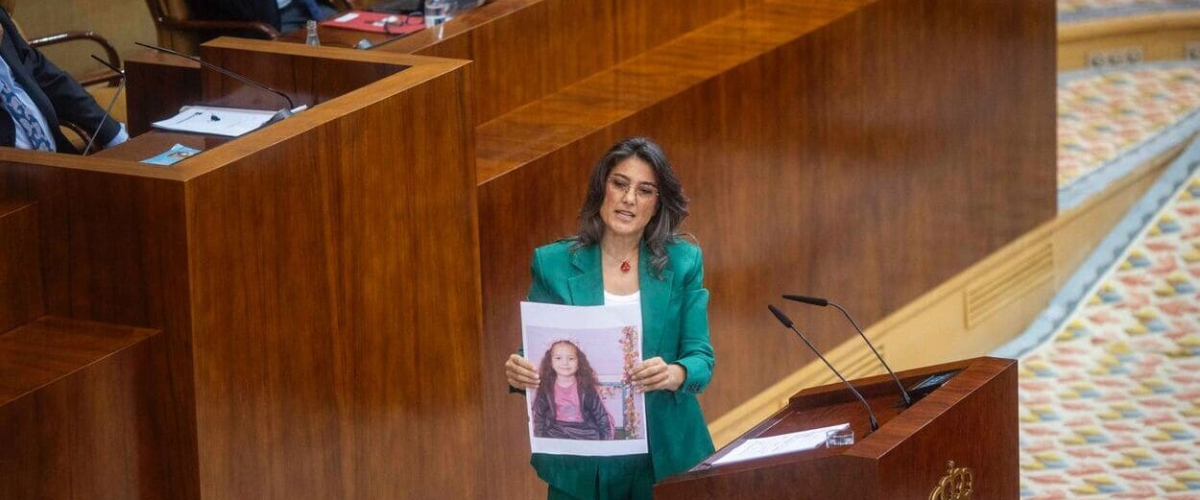 Más Madrid irrumpe con fotos de víctimas en Gaza y acusa a Ayuso de legitimar el genocidio