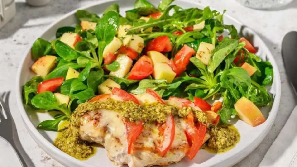 Pollo caprese con pesto de albahaca. HelloFresh