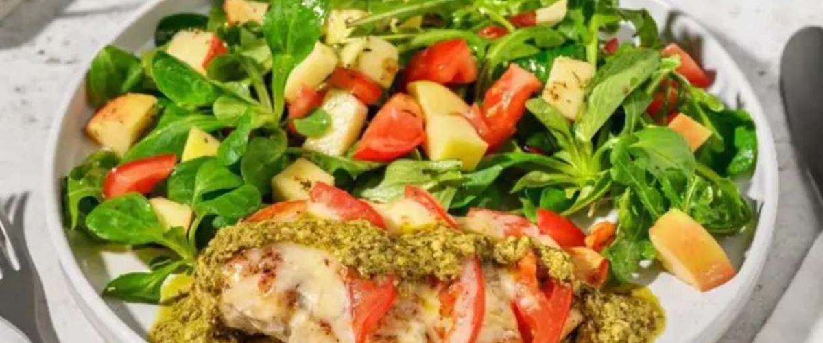 Pollo caprese con pesto de albahaca y ensalada de manzana: la receta fresca que despide el verano