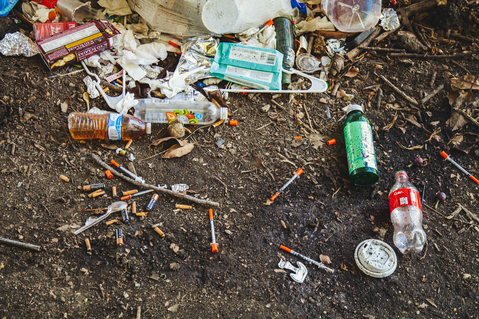 Basura dejada por adictos a drogas / Foto de Jonathan Gonzalez en UNSPLASH