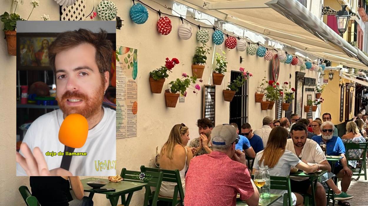 Adrián Pino. De fondo, un local hostelero ubicado en el barrio Santa Cruz (Sevilla). EP.