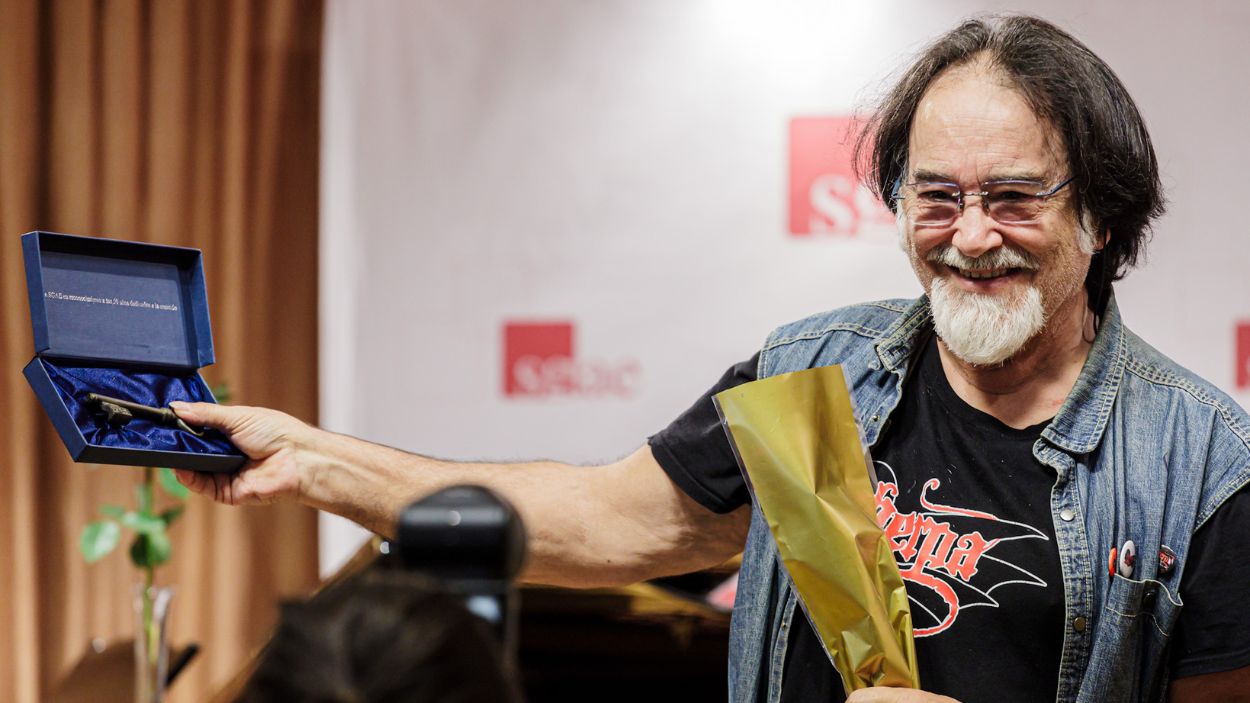  José Luis Campuzano 'Sherpa' posa con la llave de ‘la Casa de los Autores’. EP.