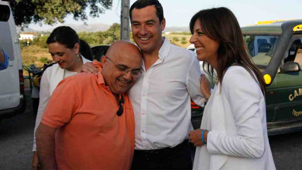 Moreno Bonilla junto a la alcadesa de Ronda y un edil del PP. PP andaluz