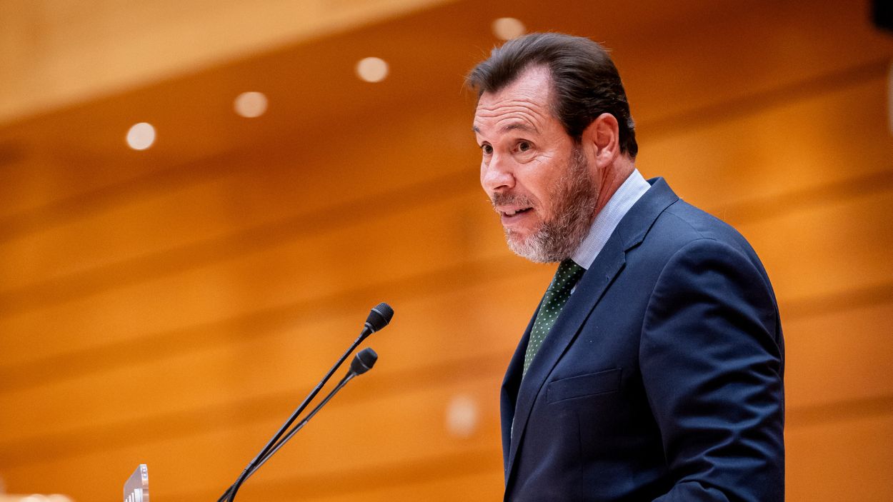 El ministro de Transportes y Movilidad Sostenible, Óscar Puente, durante una comparecencia en el Senado. EP.