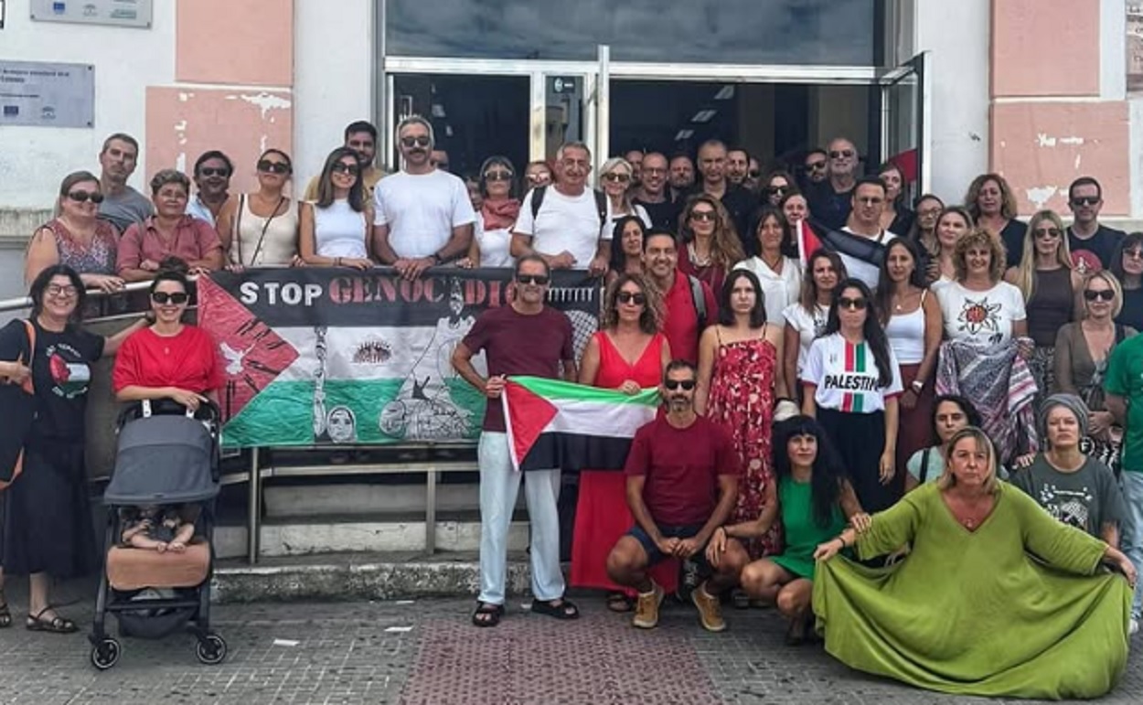 El profesorado del IES Columela, manifestando su apoyo al pueblo palestino. Instagram /@ies_columela.