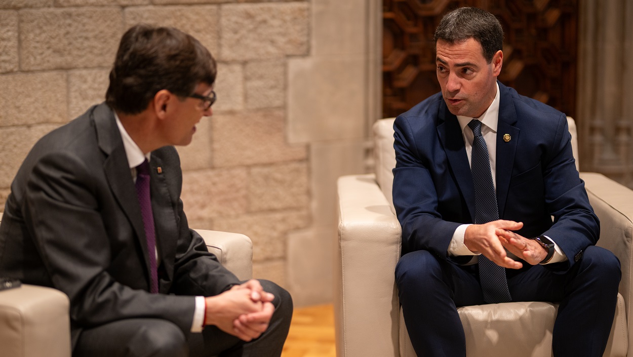 El presidente de la Generalitat, Salvador Illa,  y el lehendakari, Imanol Pradales, en el encuentro que mantuvieron en enero de 2025. EP