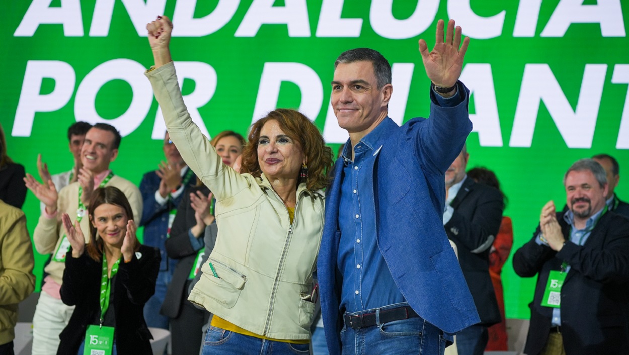 La secretaria general del PSOE-A y vicepresidenta y ministra, María Jesús Montero, y el secretario general del PSOE y presidente del Gobierno, Pedro Sánchez. EP