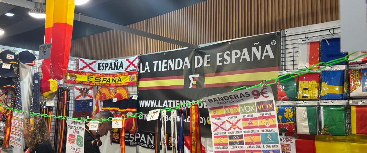 Stand con merchandising de Vox.