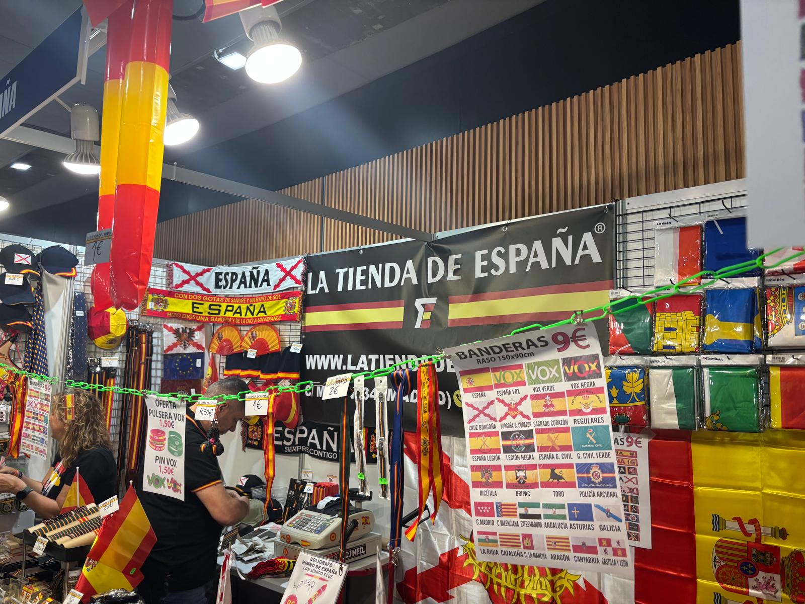 Vox convierte su ‘Viva 25’ en un centro comercial de su merchandising: “Made in China”. 