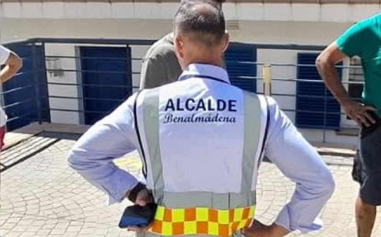 El alcalde “caprichoso” y su nueva ocurrencia: chalecos de emergencias con su nombre.