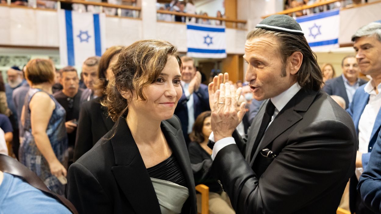Isabel Díaz Ayuso, en la Sinagoga Beth Yaacov, a 10 de octubre de 2023, en Madrid (España)