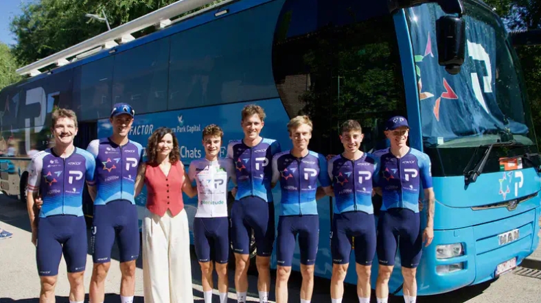 Isabel Díaz Ayuso con el equipo Israel Premier-Tech en La Vuelta a España.