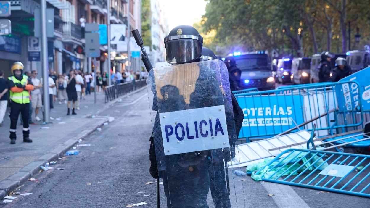 Un agente de Policía Nacional durante las cargas policiales a varias personas que protestan a favor de Palestina en Atocha. EP.