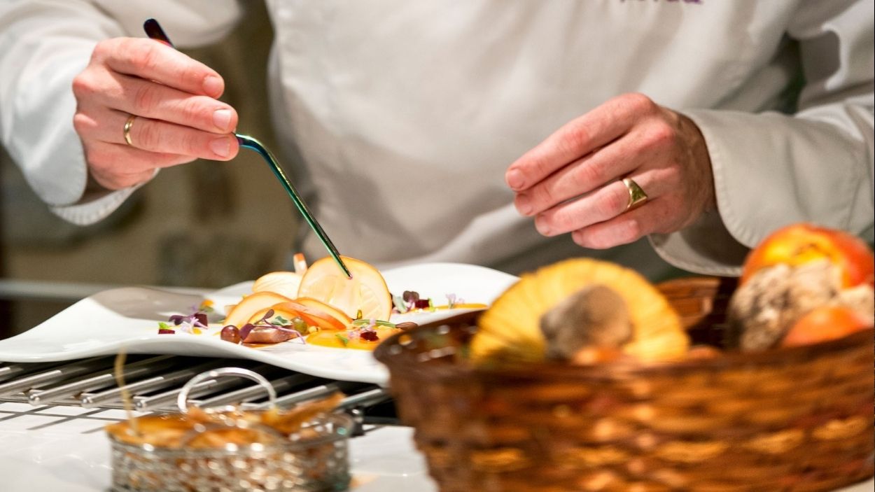 Restaurante El Doncel (Sigüenza), donde el chef Enrique Pérez transforma la tradición en creatividad.