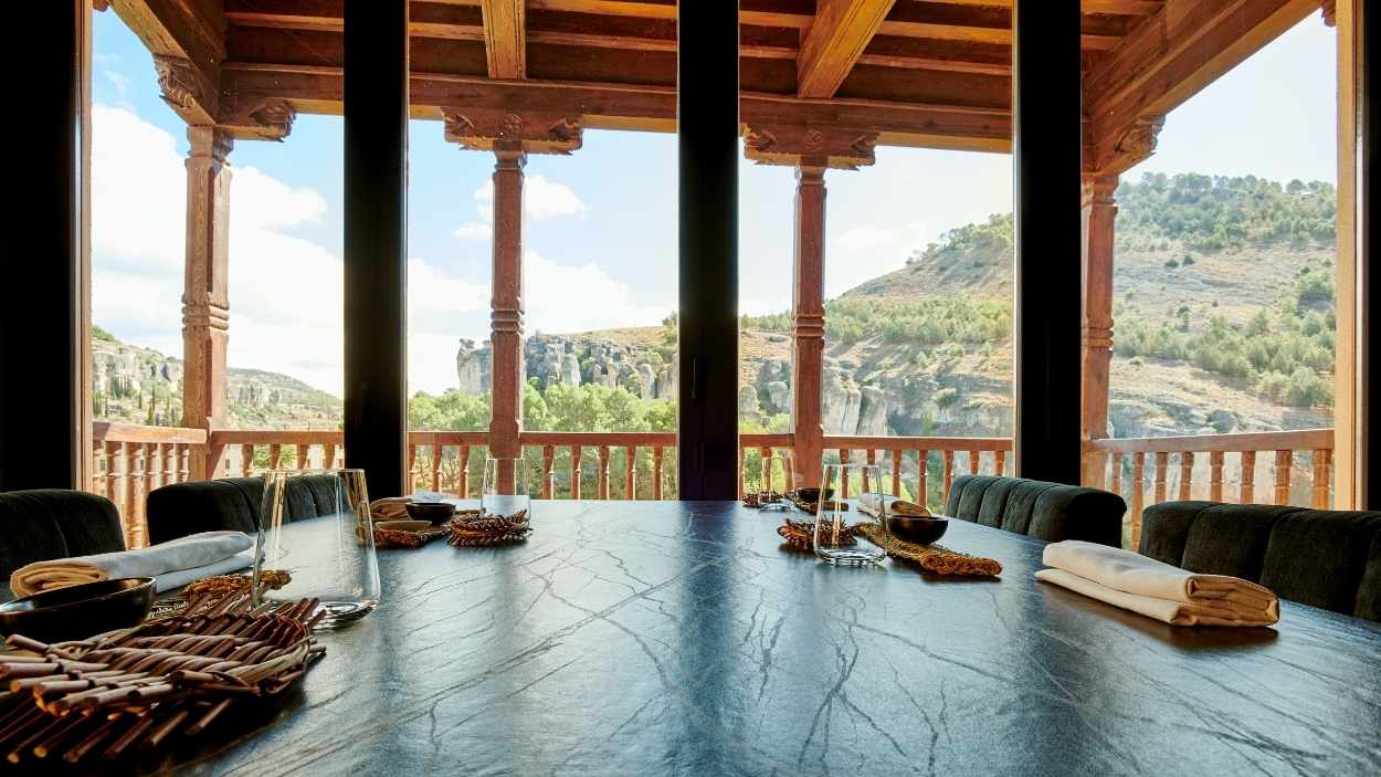 Restaurante Casas Colgadas (Cuenca), con una panorámica inolvidable y la visión gastronómica de Jesús Segura.