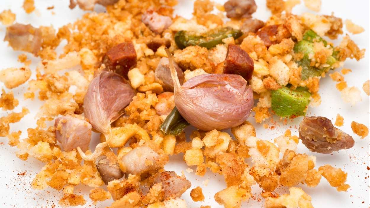 Migas manchegas: el plato pastoril por excelencia, con panceta, ajo y pimiento verde