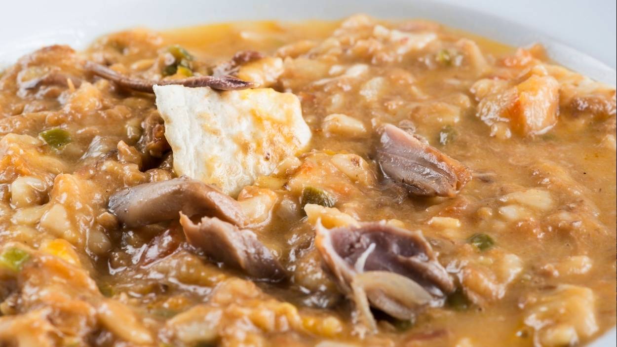 Gazpachos manchegos: no es una sopa fría, sino una cazuela de pan ácimo, carne de caza y tradición
