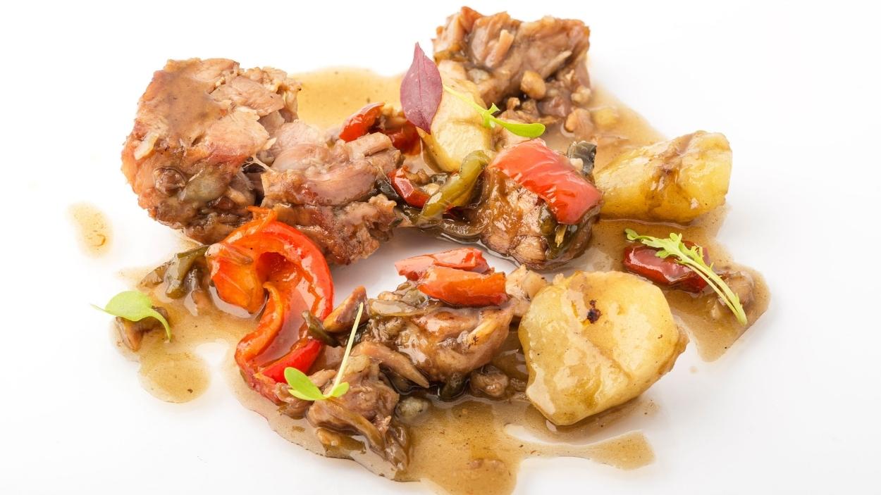 Caldereta de cordero: receta festiva de pueblos y romerías, cocinada al fuego lento y con mucho cariño