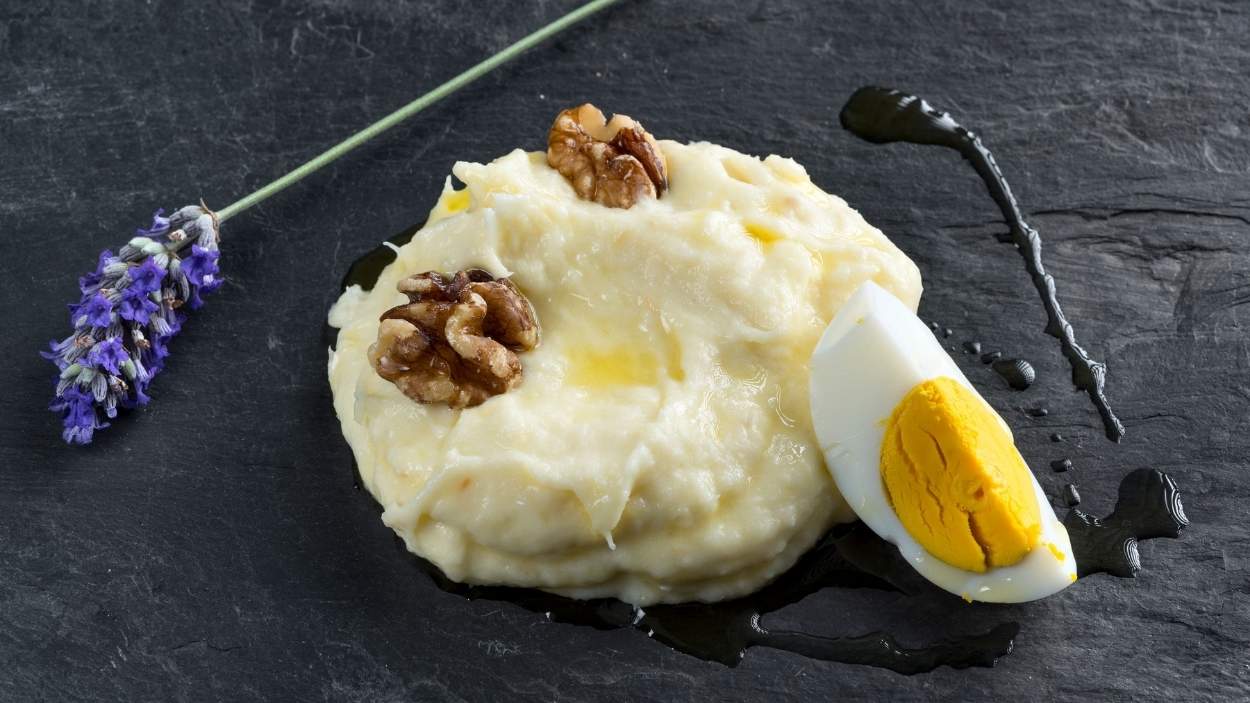 Atascaburras: un plato de invierno a base de patata, bacalao y aceite, con textura de nube y alma de montaña