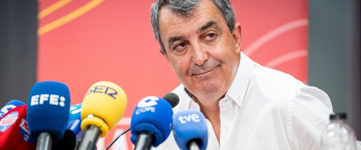 Javier Guillén, el director de 'La Vuelta' que compartió coche con Ayuso y la copió en rueda de prensa