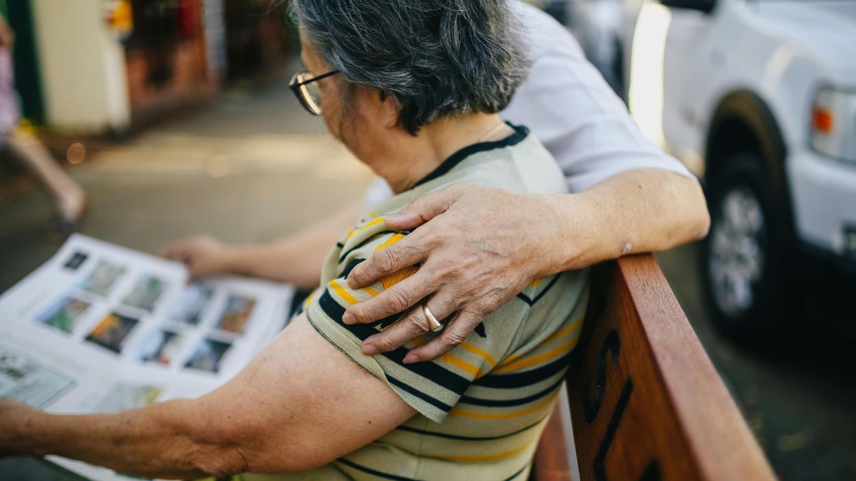 ¿Quién cuida al cuidador? Los otros pacientes invisibles en las familias que sufren el Alzheimer