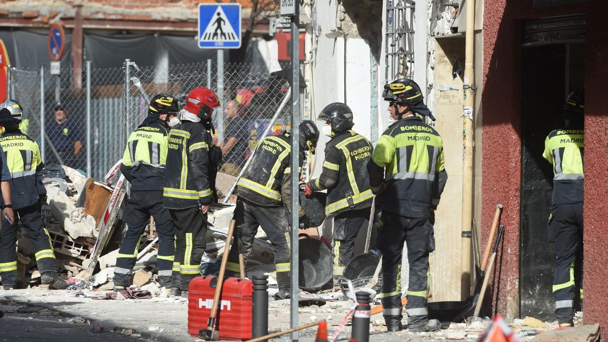 Bomberos trabajan en el bar donde se ha producido la explosión en Vallecas (Madrid) el sábado 13 de septiembre. EP.