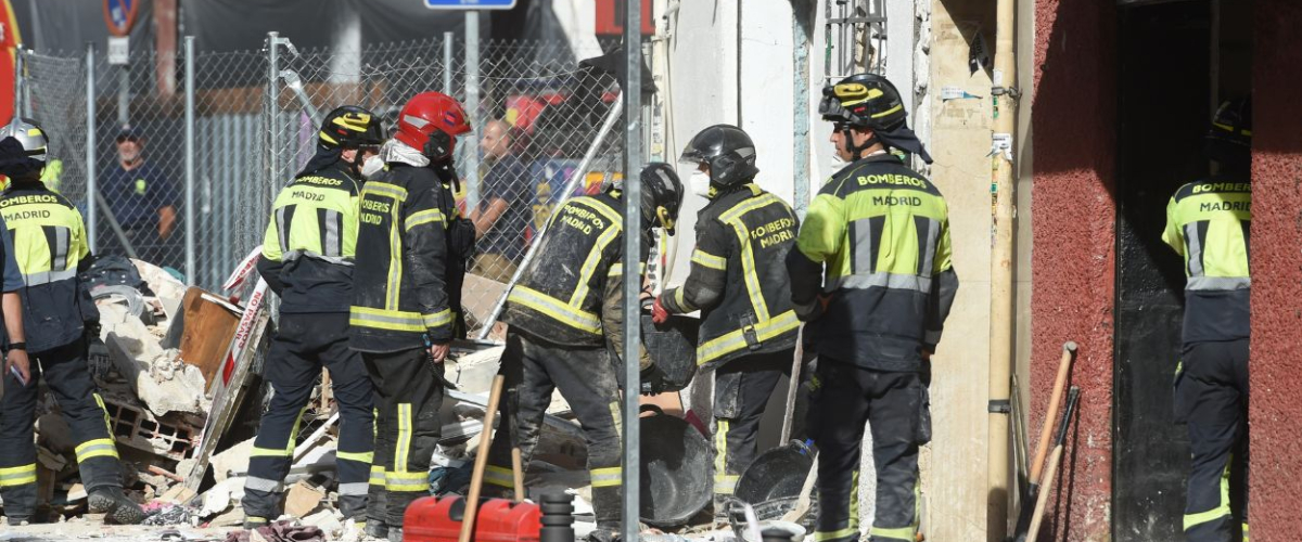 Localizan un segundo cuerpo sin vida entre los restos de la explosión de un bar en Vallecas (Madrid)