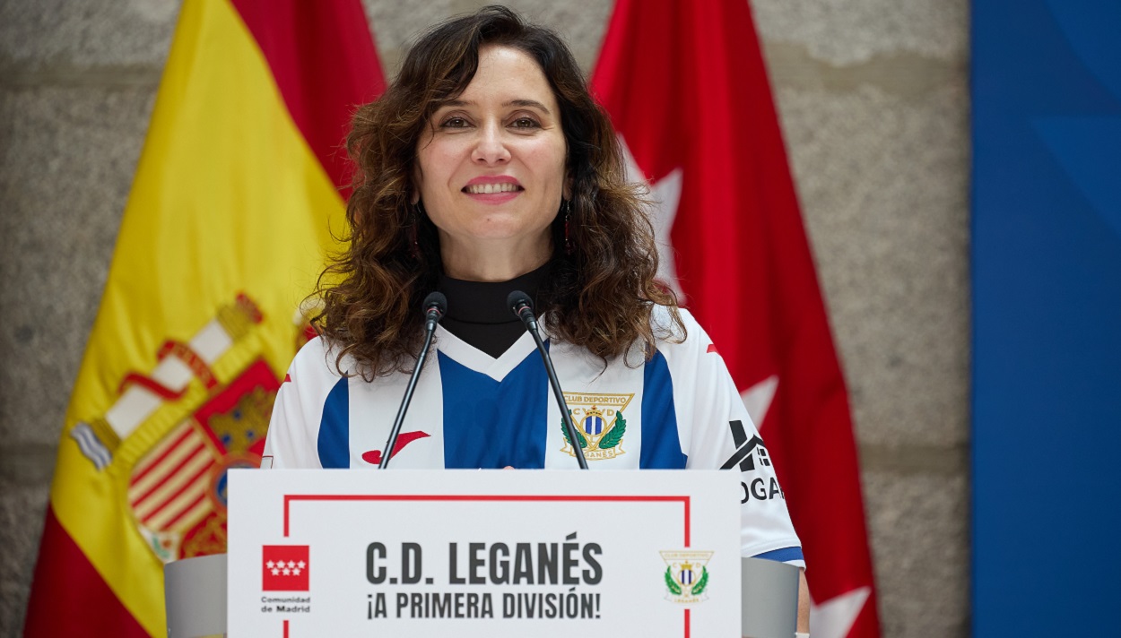 Isabel Díaz Ayuso con la camiseta del Leganés. EP