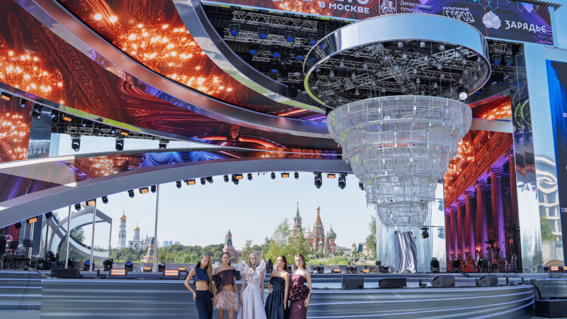 Modelos después del desfile de Duly Romero en la Moscow Fashion Week en el Parque Zaryadye cerca del Moscú 2030
