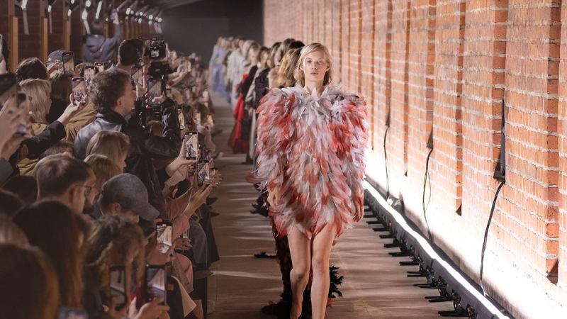 Alena Akhmadullina en la Moscow Fashion Week