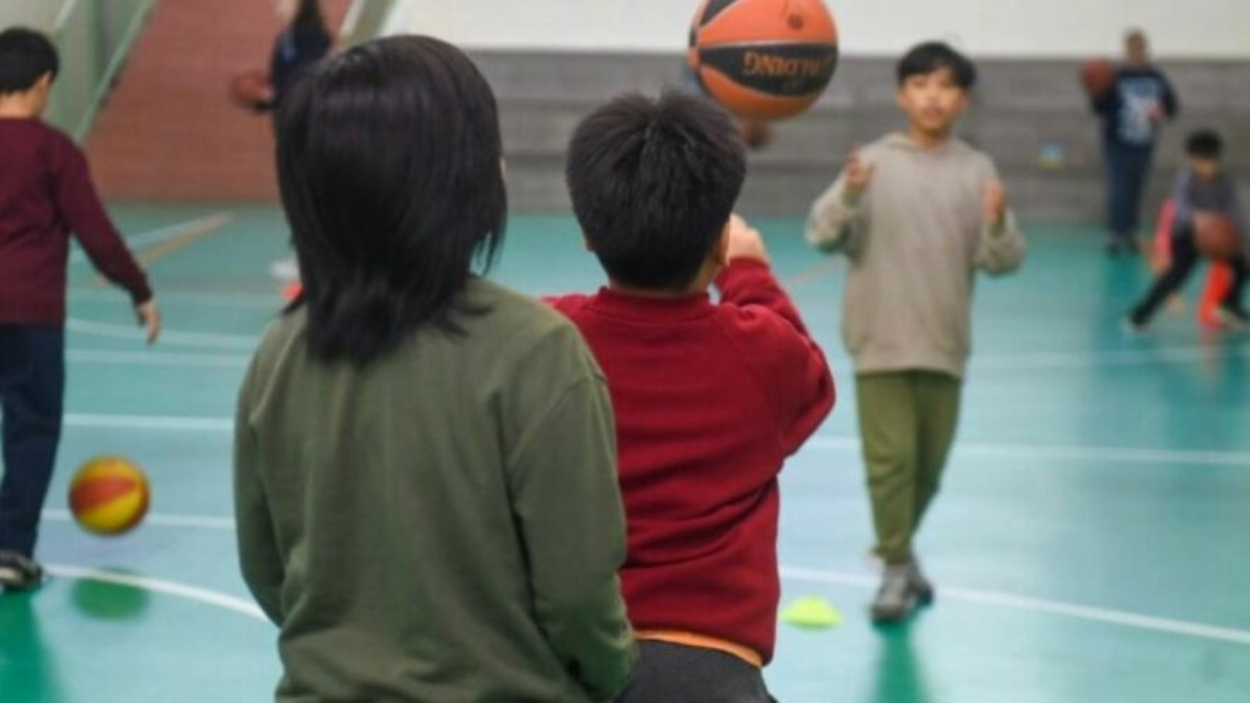 Menores realizando actividades deportivas