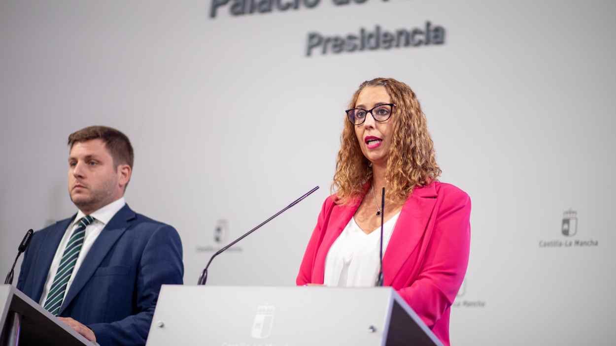 La consejera de Igualdad, Sara Simón, y el de Fomento, Nacho Hernando, en rueda de prensa. JCCM.