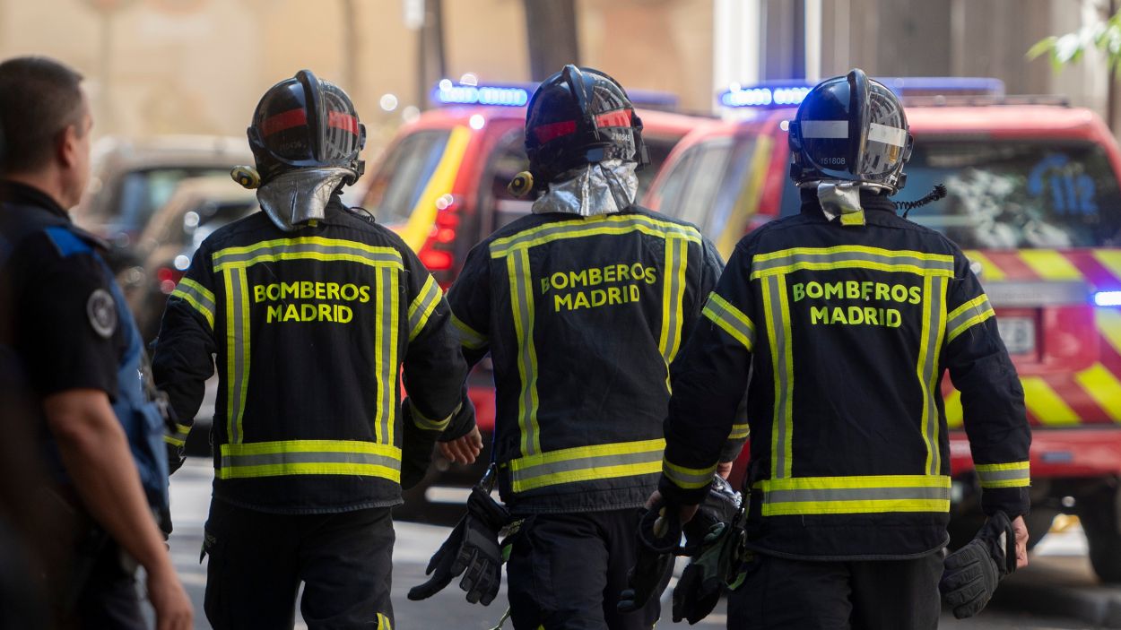 Bomberos del Ayuntamiento de Madrid en la extinción de un incendio en Chamberí. EP.