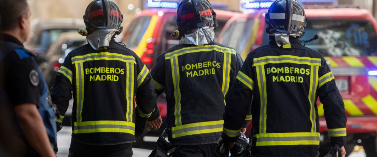 Dos bomberos heridos de gravedad en el incendio de un restaurante de Chamberí (Madrid)