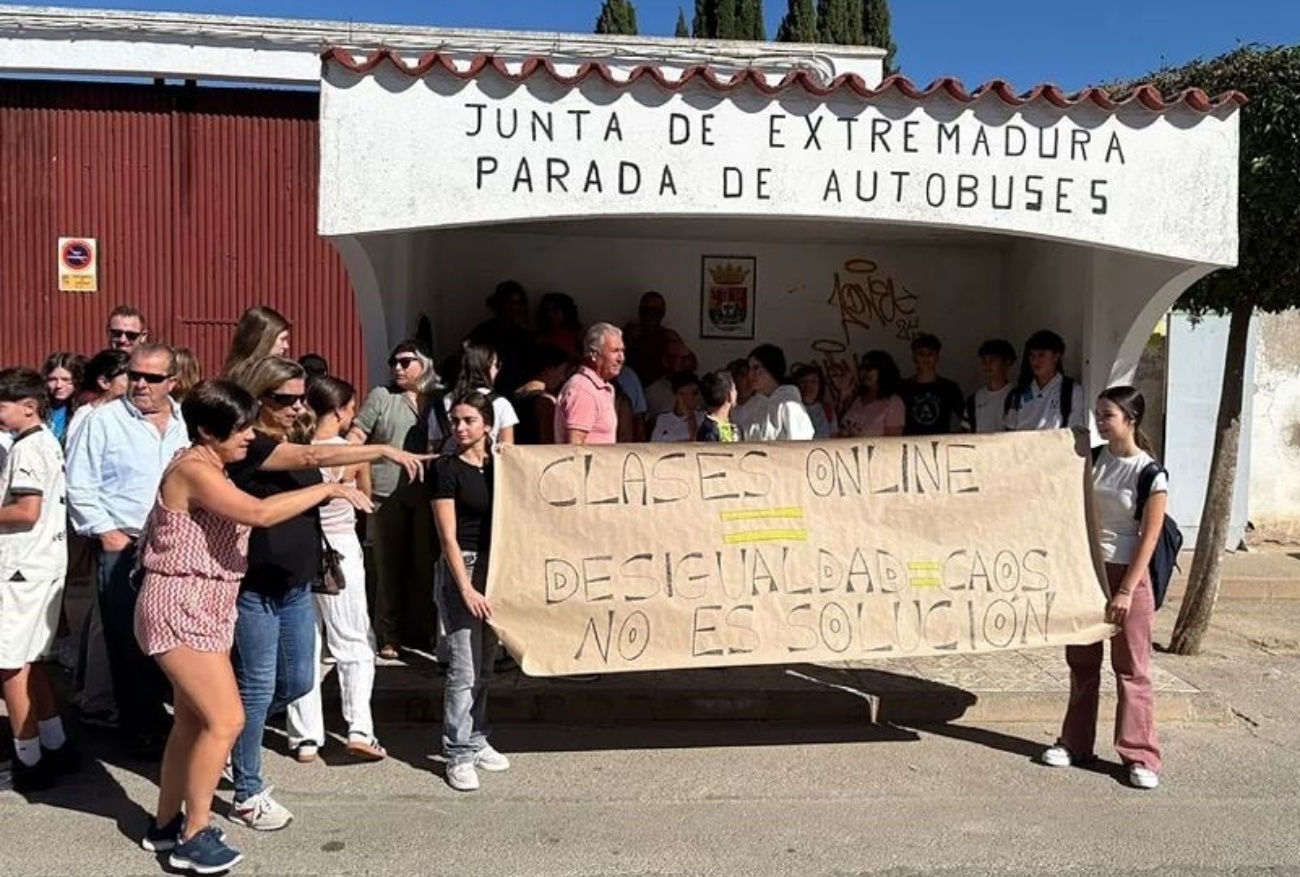 Un total de cinco mil niños siguen sin transporte escolar en Extremadura, mientras la Junta ofrece clases online y ayudas para la gasolina. (Foto: EP)