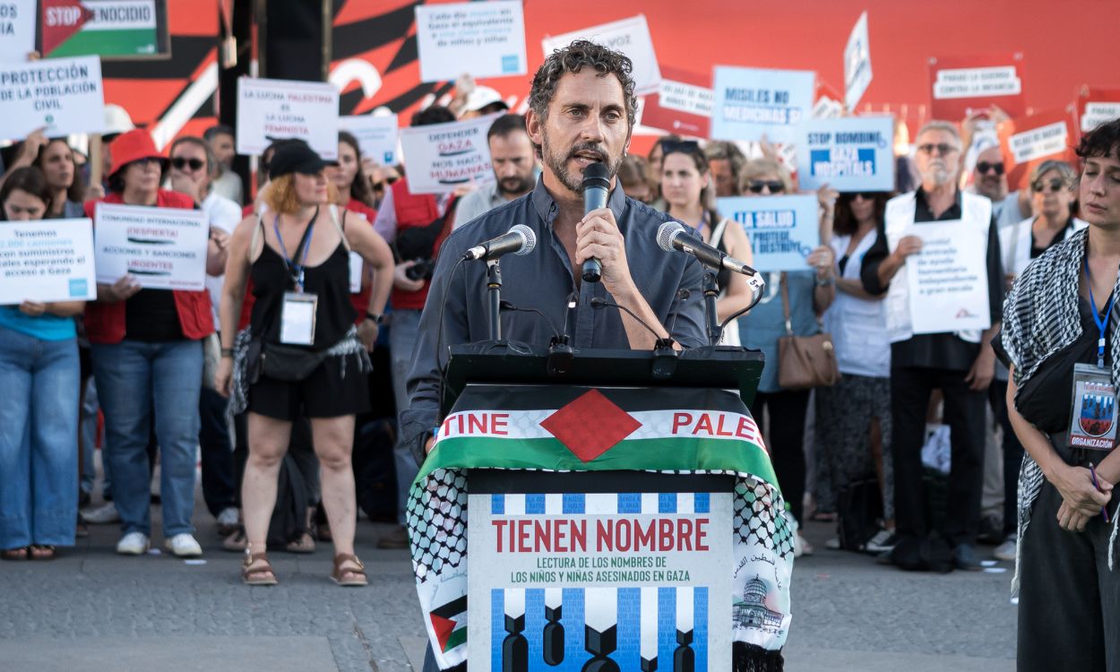 Paco León durante la lectura de los nombres de los niños palestinos asesinados por Israel, en la Puerta del Sol. EP