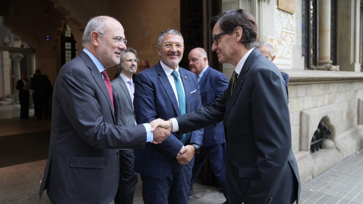 El conseller de Unión Europea y Acción Exterior, Jaume Duch, saluda al presidente de la Generalitat de Cataluña, Salvador Illa. EP